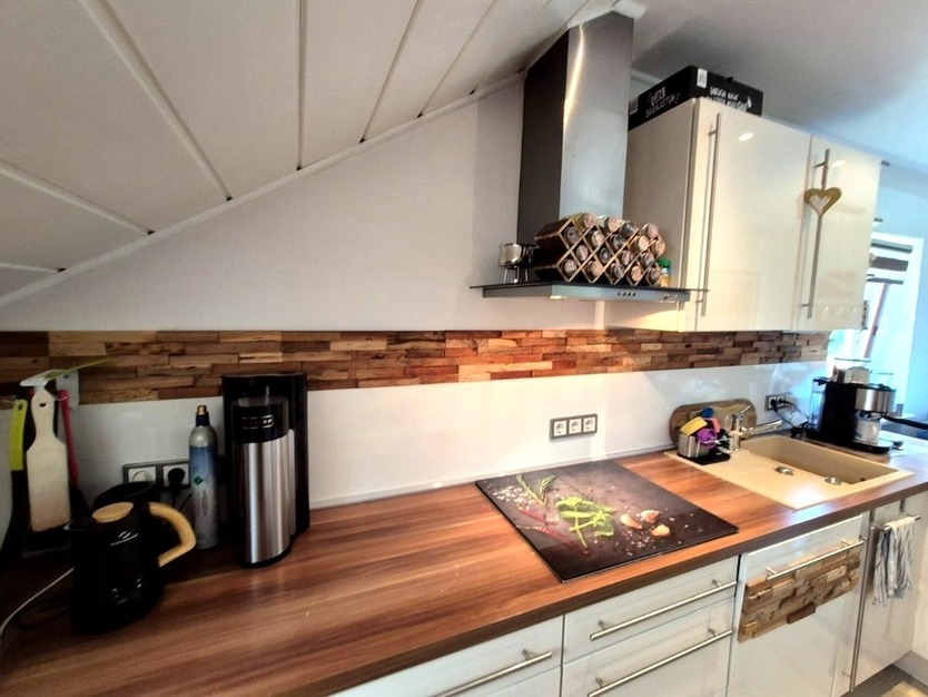 Helle 4,5 Zimmer Dachgeschoßwohnung mit großem Grundstücksanteil und Carport in Südhessen