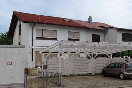Großes Zweifamilienhaus mit 3 Carportstellplätzen, Garage, Verkaufsfläche im Untergeschoss 7 zimmer