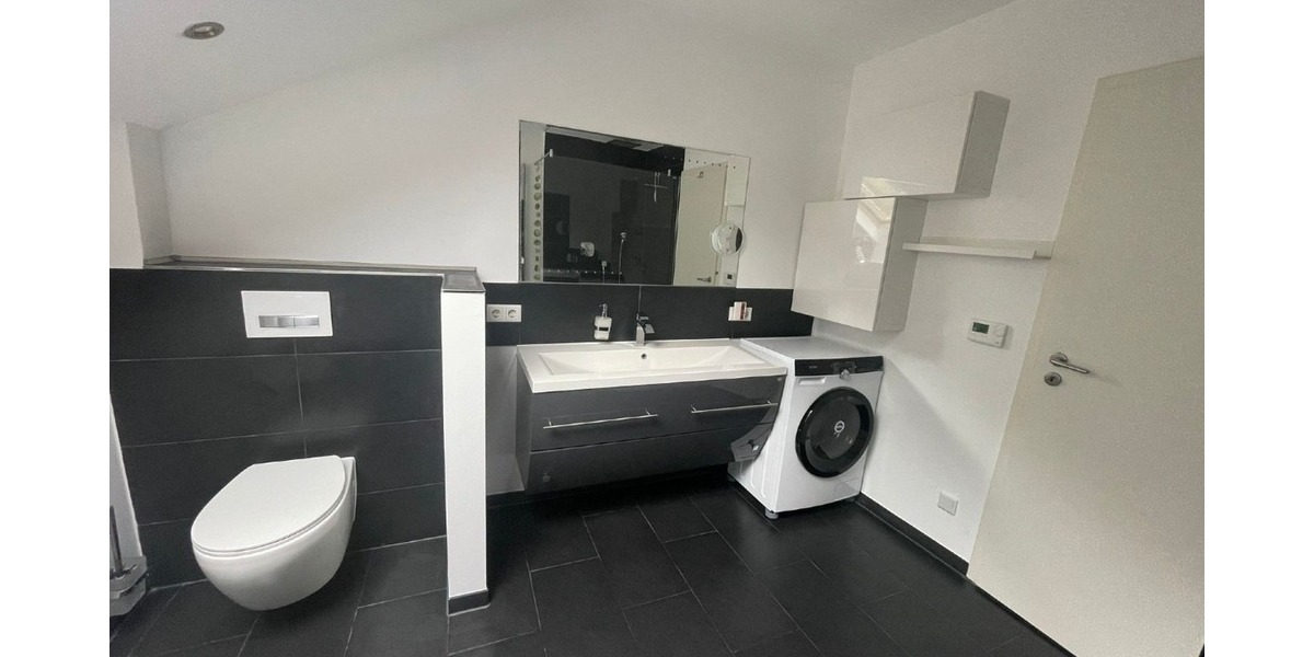 Reserviert 4,5 Zimmer Dachgeschosswohnung mit großem Grundstücksanteil und Carport in Südhessen 4.5 zimmer