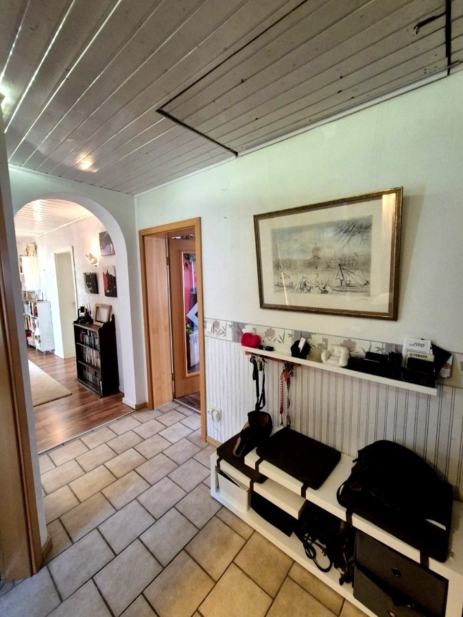 Helle 4,5 Zimmer Dachgeschoßwohnung mit großem Grundstücksanteil und Carport in Südhessen