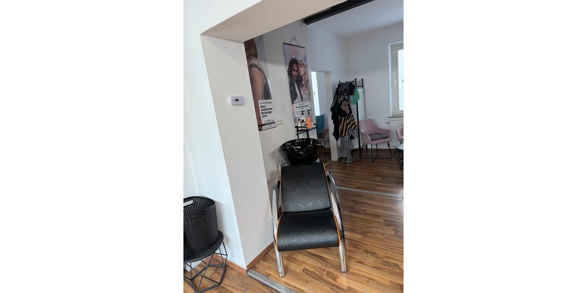 1 Zimmer in Maxdorf. für Nagelstudio oder Laserstudio.Friseurin zimmer