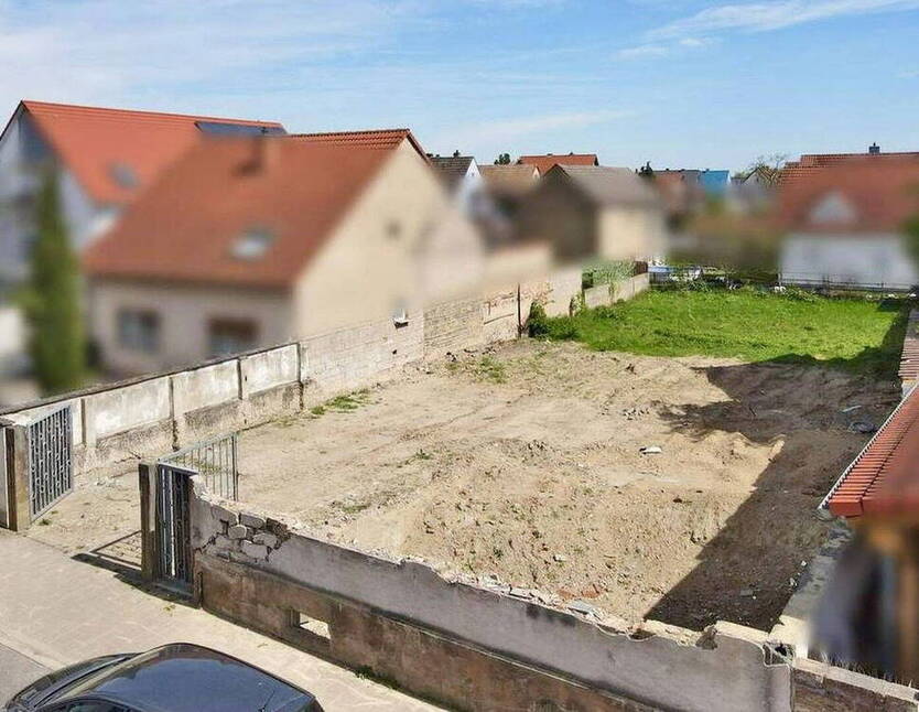 Schönes Grundstück, großes Baufenster für 1 bis 3 Häuser