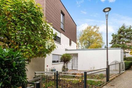 Abendsonne auf der Dachterrasse mit Fernblick: großzügig modernisiertes RMH mit Garten & Garage 6 zimmer