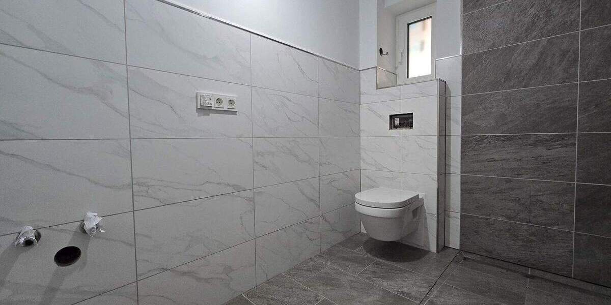 Doppelhaushälfte kernsaniert und energieeffizient mit Garage und Stellplätzen in Römerberg 3 zimmer