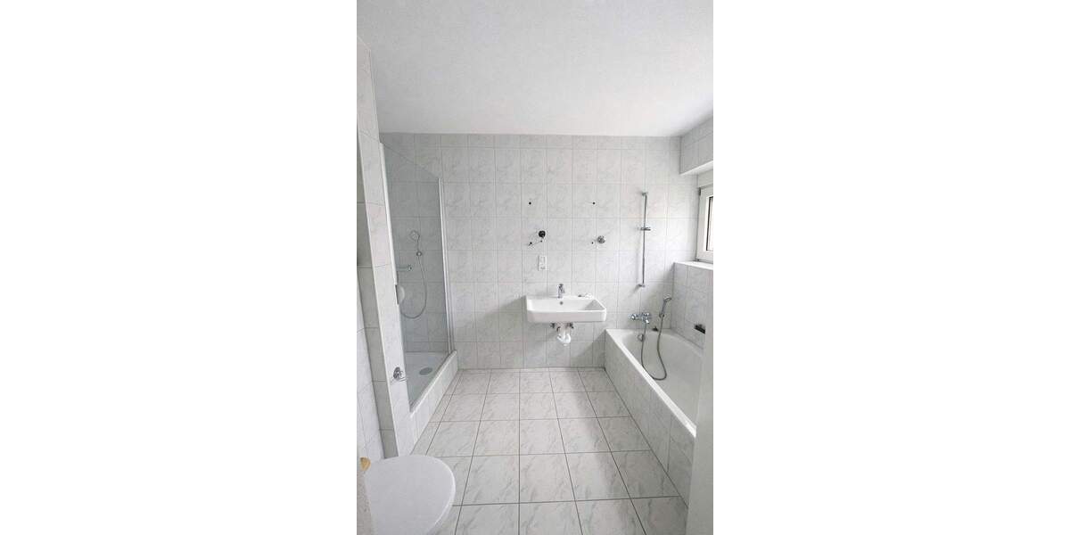 Exklusive 3 Zi.- EG-Wohnung mit großem Garten, Terrasse & Doppelgarage - LU 3 zimmer