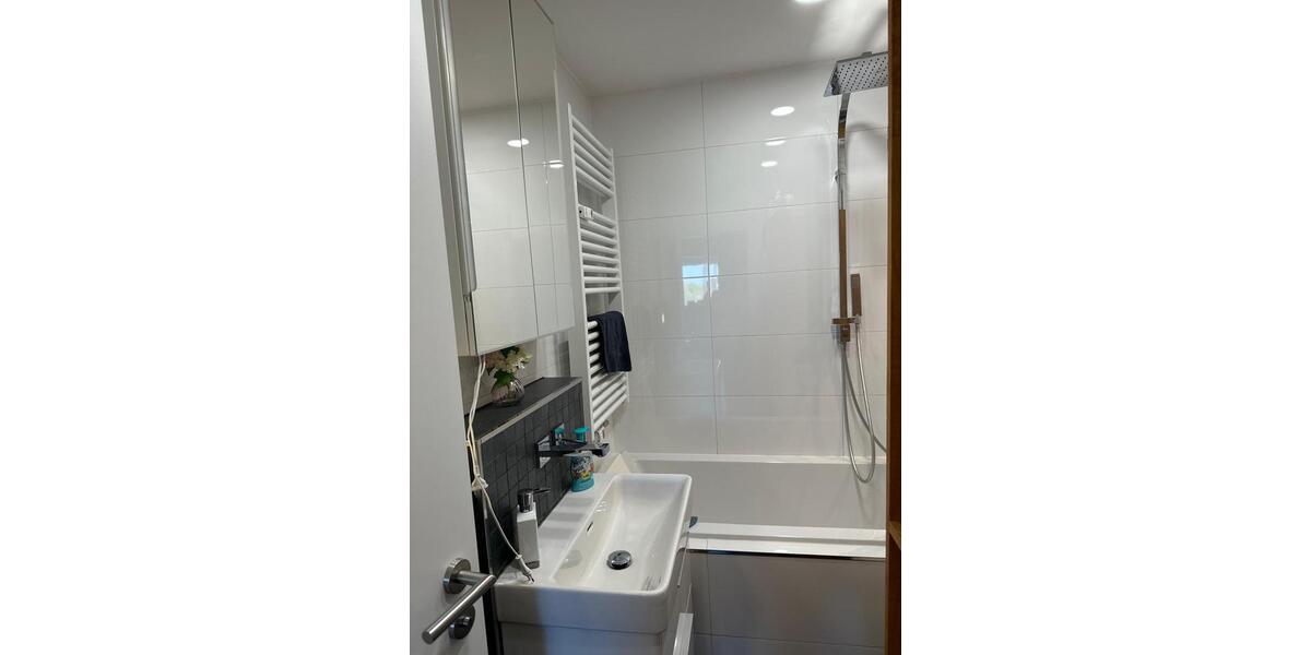 Renovierte 2,5 Zim. Wohn. zum direkt einziehen. Küche, Klima etc. 2.5 zimmer