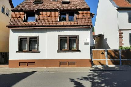 Großzügiges Einfamilienhaus mit Nebengebäuden und tollem Garten