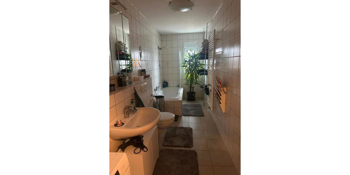 Helle Dachgeschosswohnung mit Balkon und Top-Ausstattung – ab 01. 3 zimmer