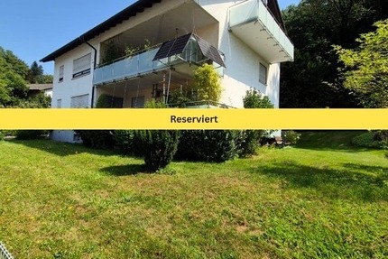 Helle 4,5 Zimmer Dachgeschosswohnung mit großem Grundstücksanteil und Carport in Südhessen 4.5 zimmer