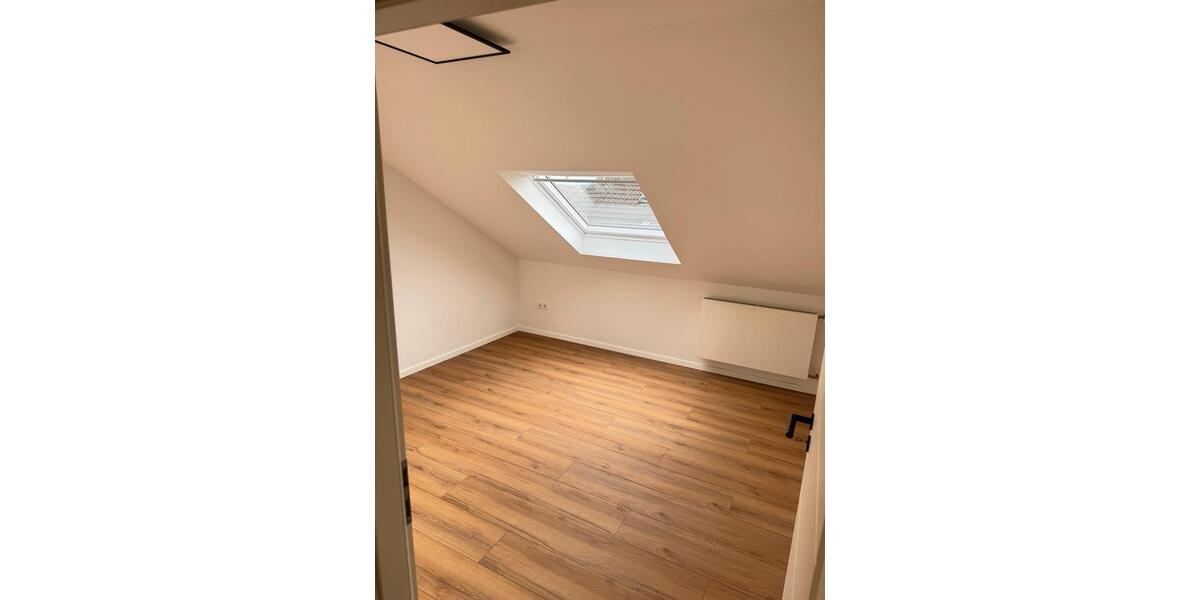 Sanierte und renovierte DG Wohnung hell, modern und stilvoll 4 zimmer