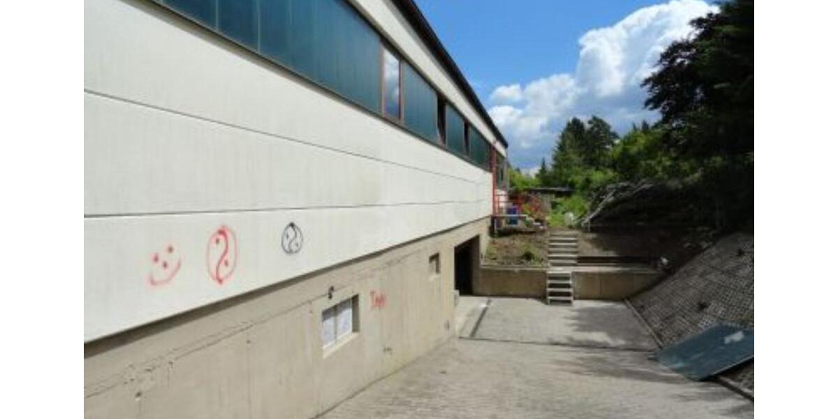 Lagerraum im UG einer kleinen Halle zimmer