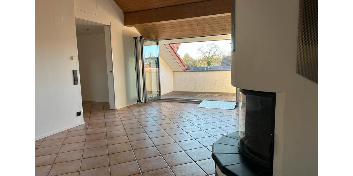 Eigentumswohnung, Dachgeschoss, 4Z. EBK, TLB, Terrasse,, Kamin.. 4 zimmer