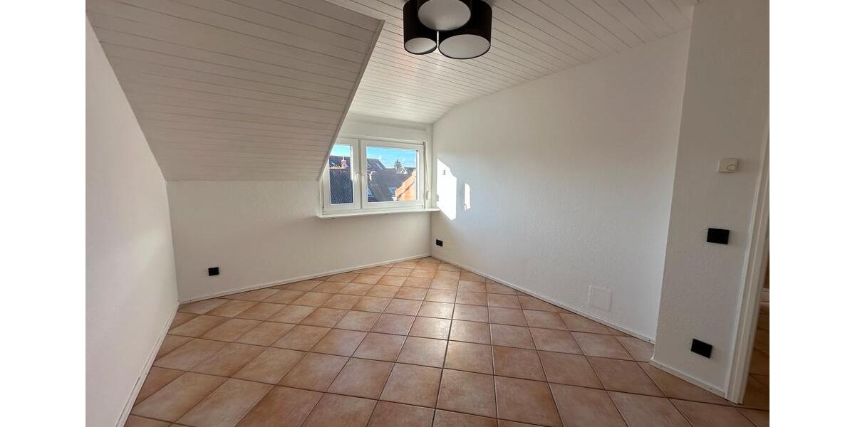 Eigentumswohnung, Dachgeschoss, 4Z. EBK, TLB, Terrasse,, Kamin.. 4 zimmer