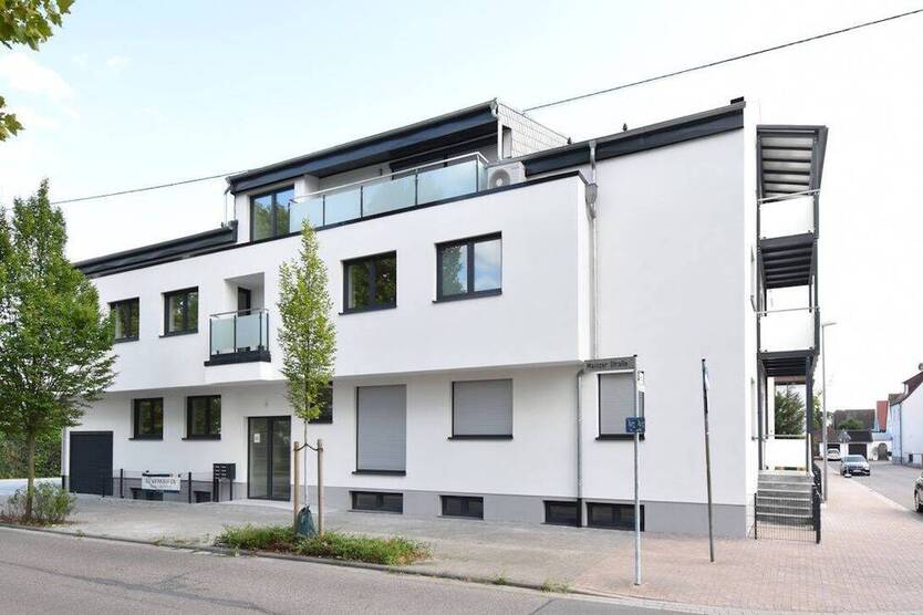 Dachgeschoss-Wohnung mit Sichtgebälk, Aufzug und großem Balkon