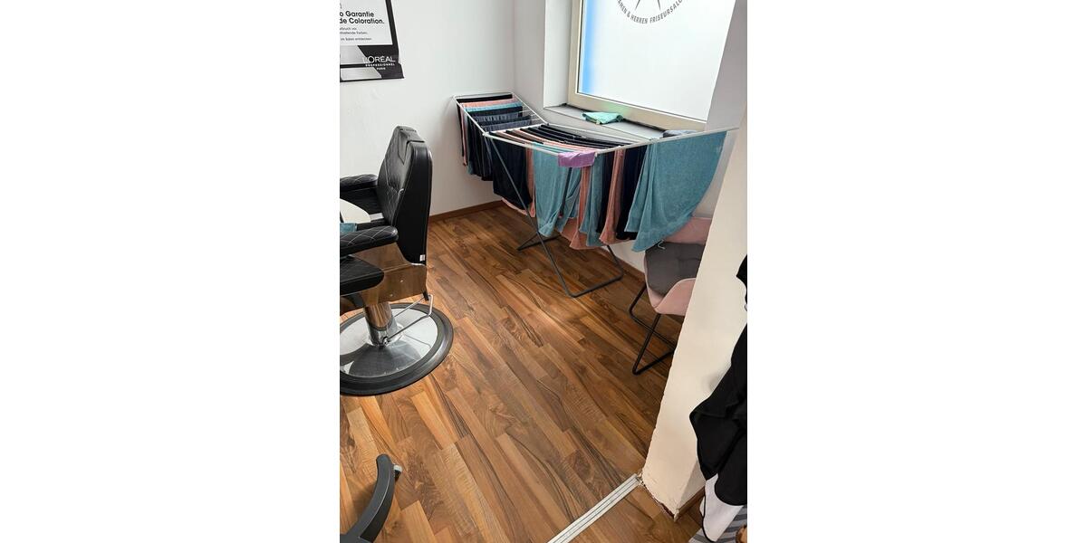 1 Zimmer in Maxdorf. für Nagelstudio oder Laserstudio.Friseurin zimmer
