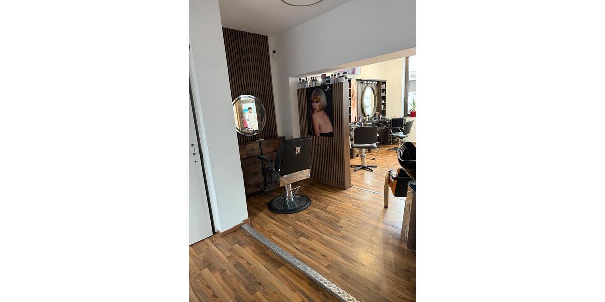 1 Zimmer in Maxdorf. für Nagelstudio oder Laserstudio.Friseurin zimmer