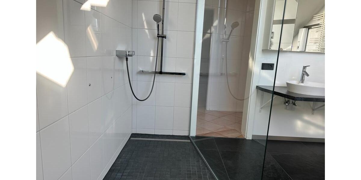 Eigentumswohnung, Dachgeschoss, 4Z. EBK, TLB, Terrasse,, Kamin.. 4 zimmer