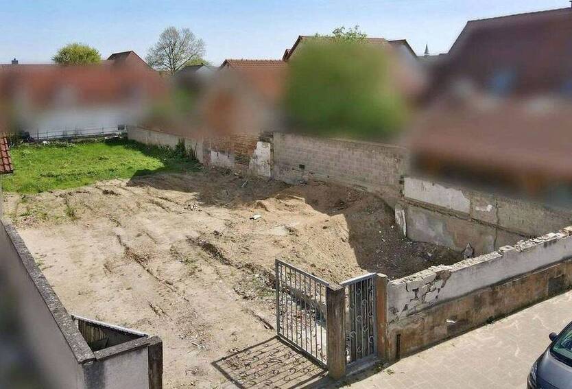 Schönes Grundstück, großes Baufenster für 1 bis 3 Häuser