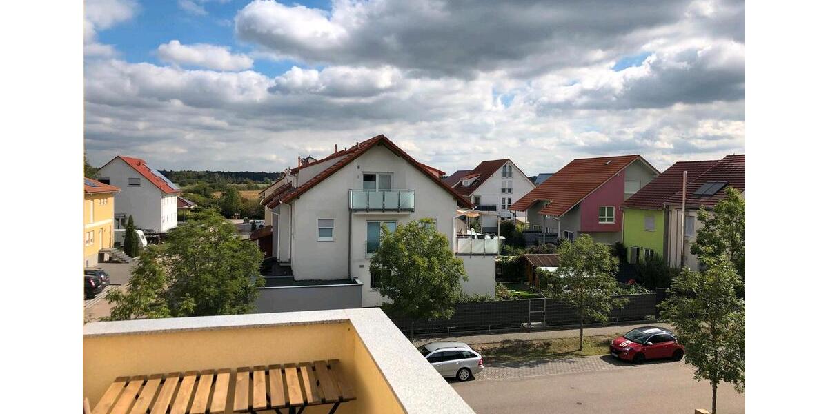 Helle Dachgeschosswohnung mit Balkon und Top-Ausstattung – ab 01. 3 zimmer