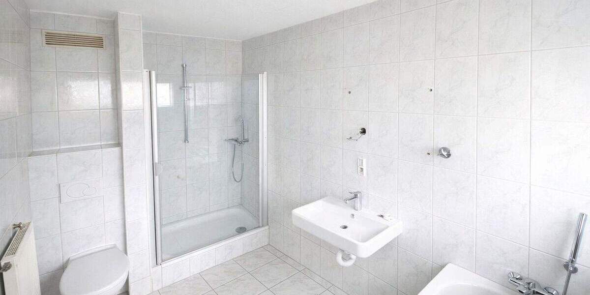 Exklusive 3 Zi.- EG-Wohnung mit großem Garten, Terrasse & Doppelgarage - LU 3 zimmer