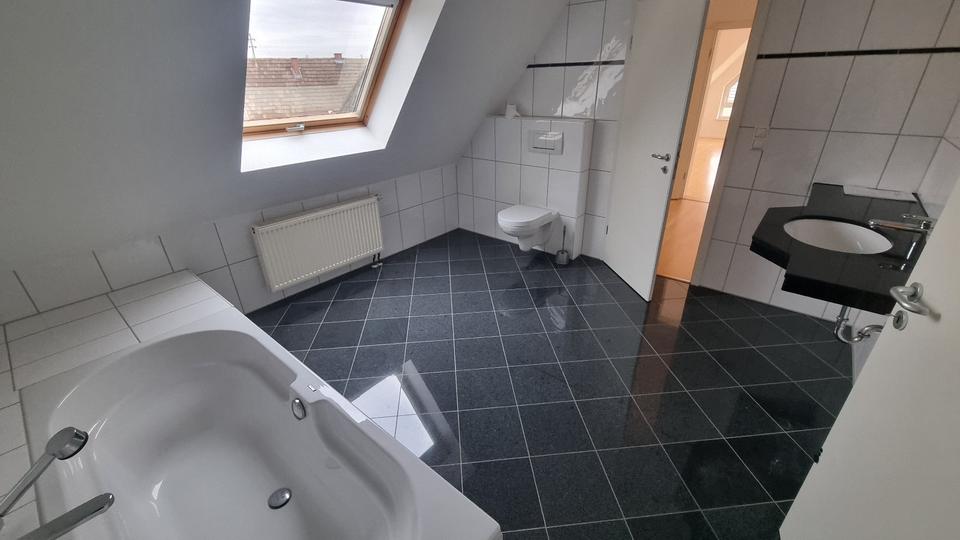 Tolle DG-Wohnung mit 5,5 Zimmern, 2 Balkonen und Einbauküche 5.5 zimmer