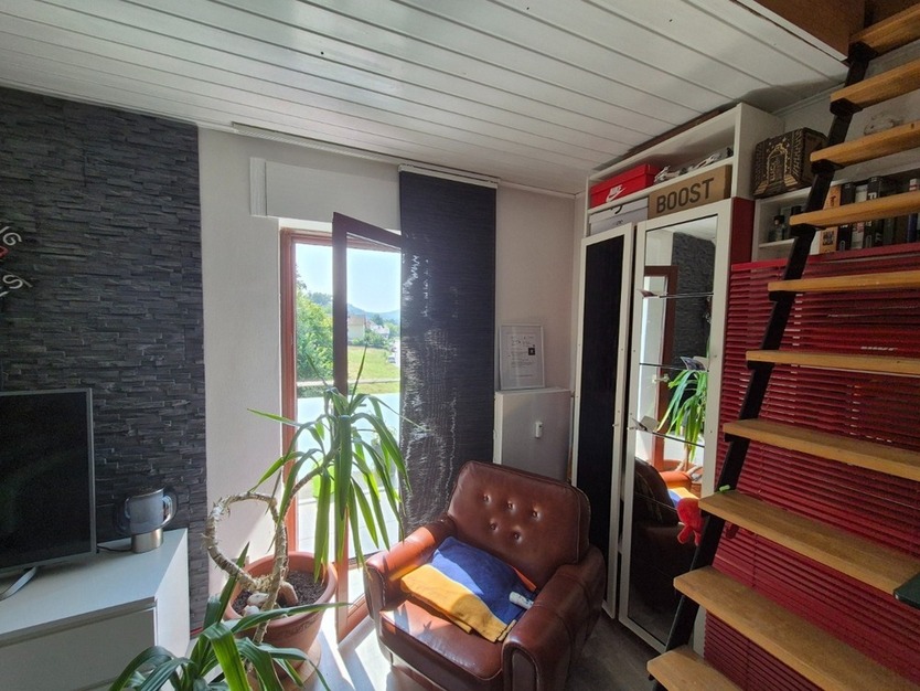 Helle 4,5 Zimmer Dachgeschoßwohnung mit großem Grundstücksanteil und Carport in Südhessen