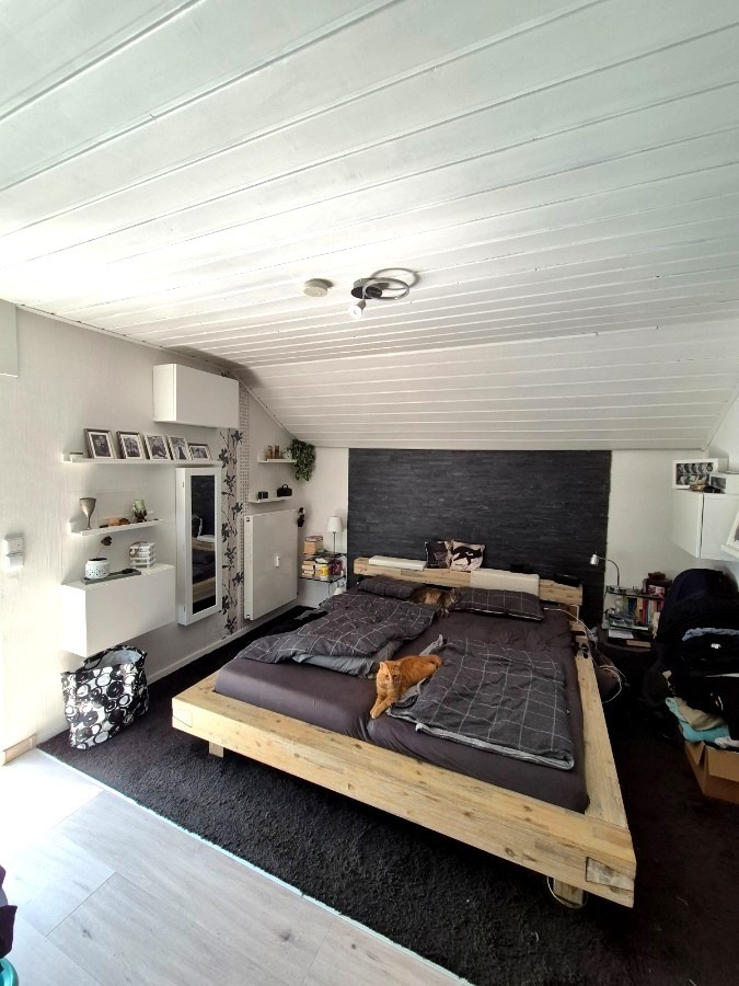 Helle 4,5 Zimmer Dachgeschoßwohnung mit großem Grundstücksanteil und Carport in Südhessen