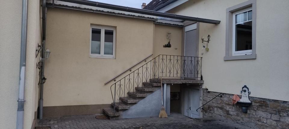 Gepflegte Doppelhaushälfte mit Anbau, Garage, Hof und Garten 3 zimmer