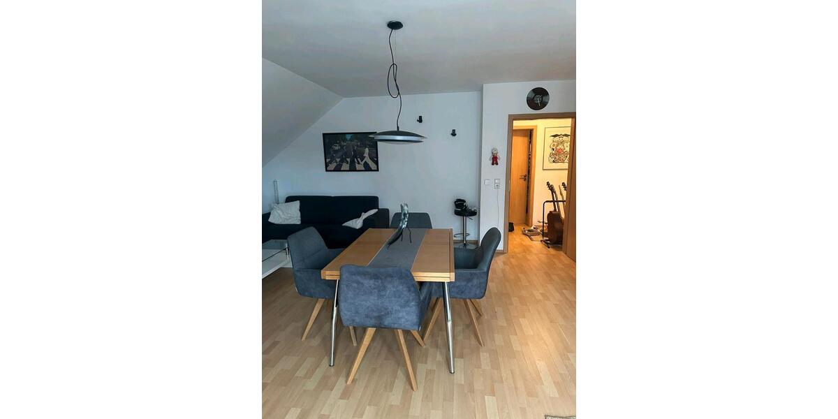 Helle Dachgeschosswohnung mit Balkon und Top-Ausstattung – ab 01. 3 zimmer