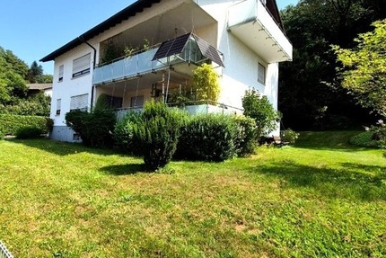 Helle 4,5 Zimmer Dachgeschoßwohnung mit großem Grundstücksanteil und Carport in Südhessen