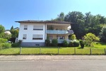 Helle 4,5 Zimmer Dachgeschoßwohnung mit großem Grundstücksanteil und Carport in Südhessen