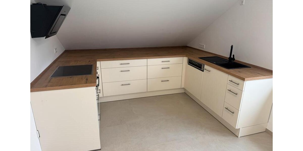 Sanierte und renovierte DG Wohnung hell, modern und stilvoll 4 zimmer