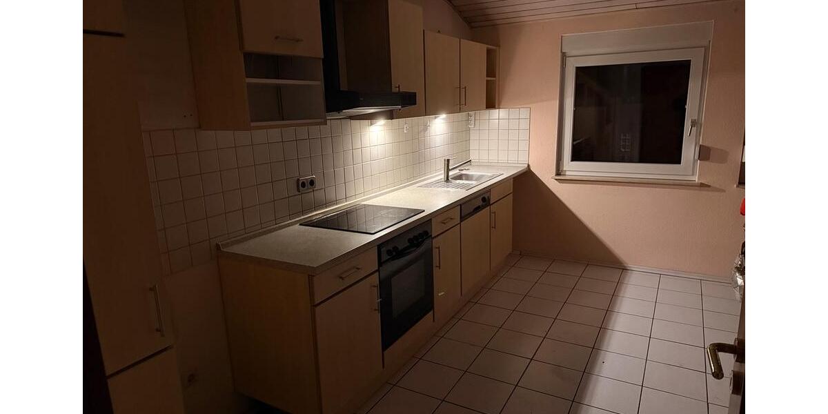 Dachgeschosswohnung 60 qm Küche, 2x Parkplatz, Kellerraum 3 zimmer