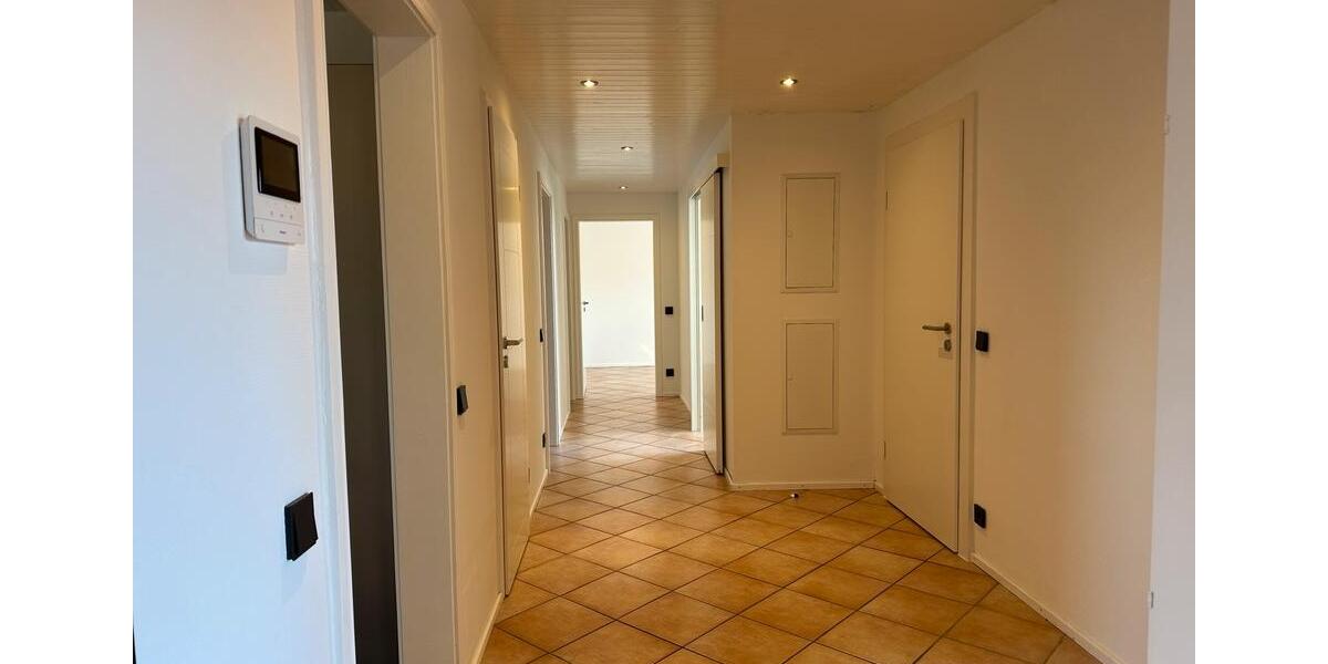 Eigentumswohnung, Dachgeschoss, 4Z. EBK, TLB, Terrasse,, Kamin.. 4 zimmer