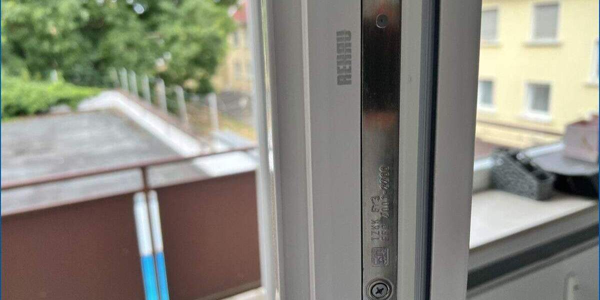 ** Mehrfamilienhaus ** 4 modernisierte Wohnungen auf 2 Etagen & 4 Einzelgaragen 1 zimmer