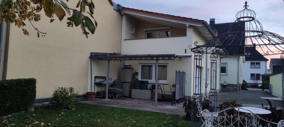 Gepflegte Doppelhaushälfte mit Anbau, Garage, Hof und Garten 3 zimmer